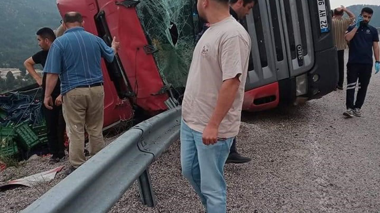 Devrilen kamyonun sürücüsü öldü