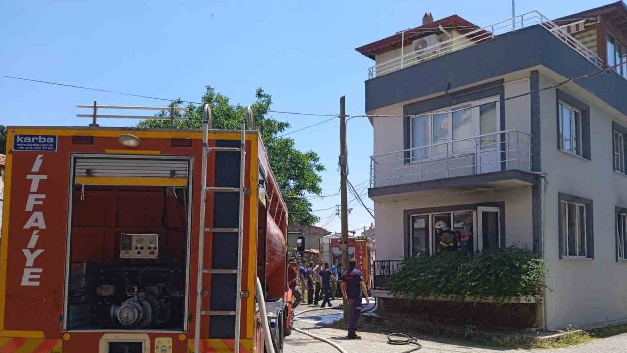 Edremit’te elektrik kontağından çıkan yangın evi kül etti