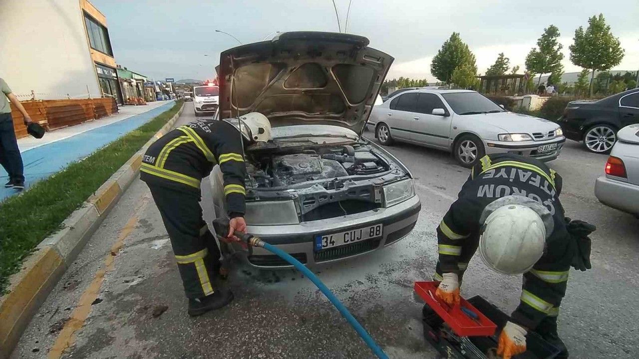 Seyir halindeki otomobilde korkutan yangın