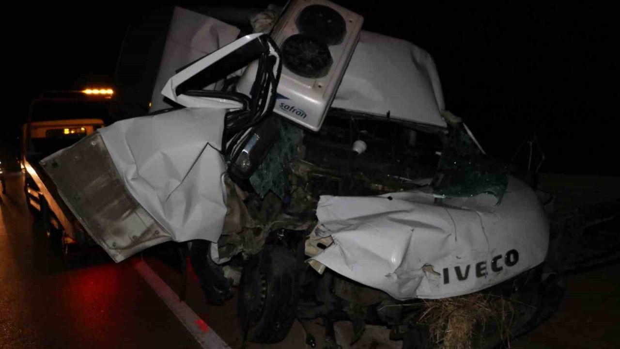 Kamyona arkadan çarpan kamyonet sürücüsü ağır yaralandı