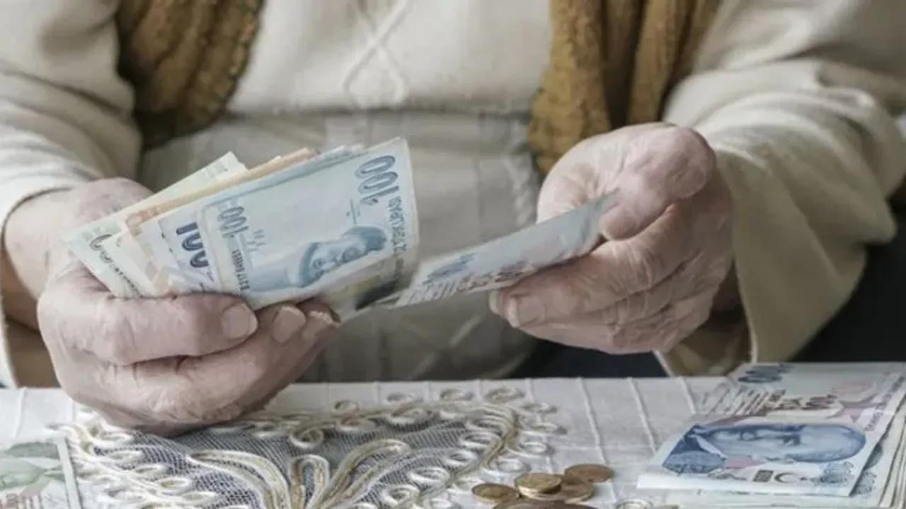 Emekli maaşı ödeme tarihi değişti mi? SGK'dan emekli aylığı açıklaması