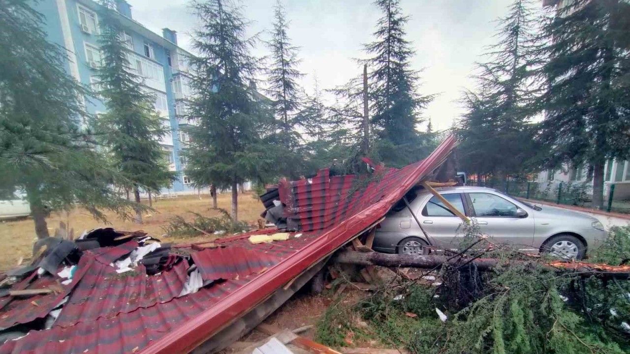 Edirne'de şiddetli fırtına, çatılar arabanın üzerine uçtu - TRABZON HABER  SAYFASI