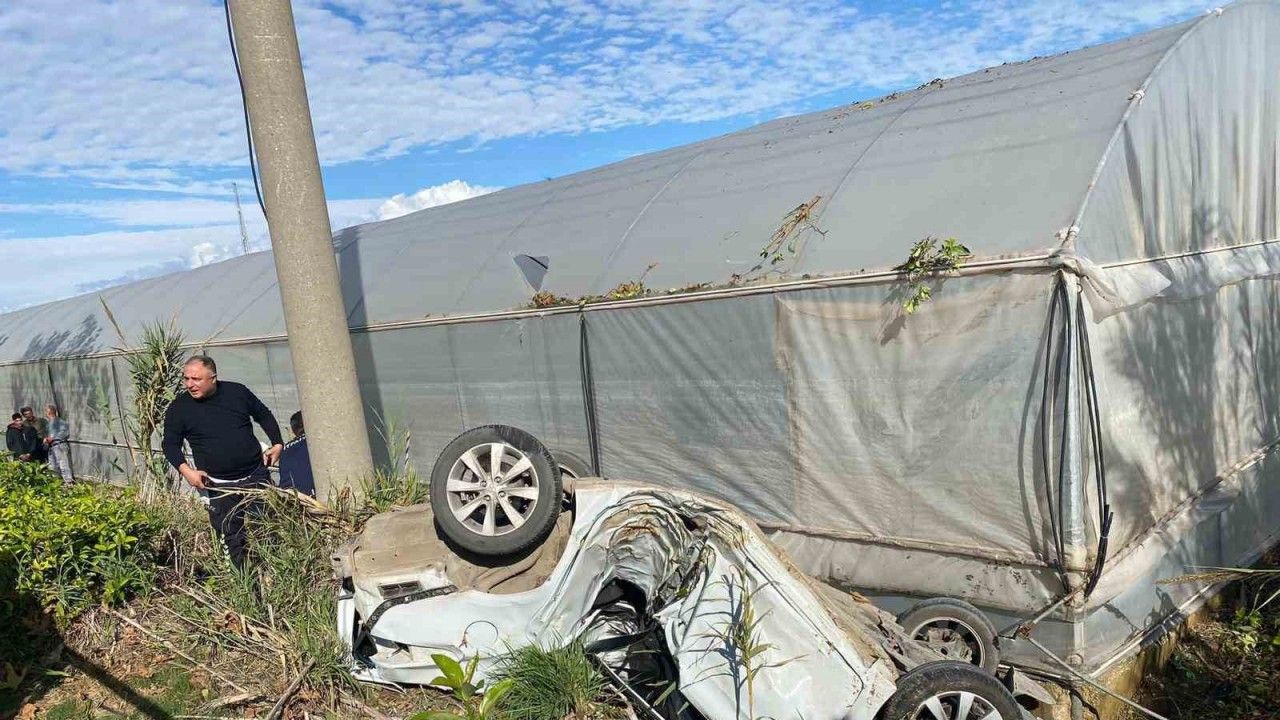 Beton direğe çarpan otomobilin 17 yaşındaki sürücüsü hayatını kaybetti