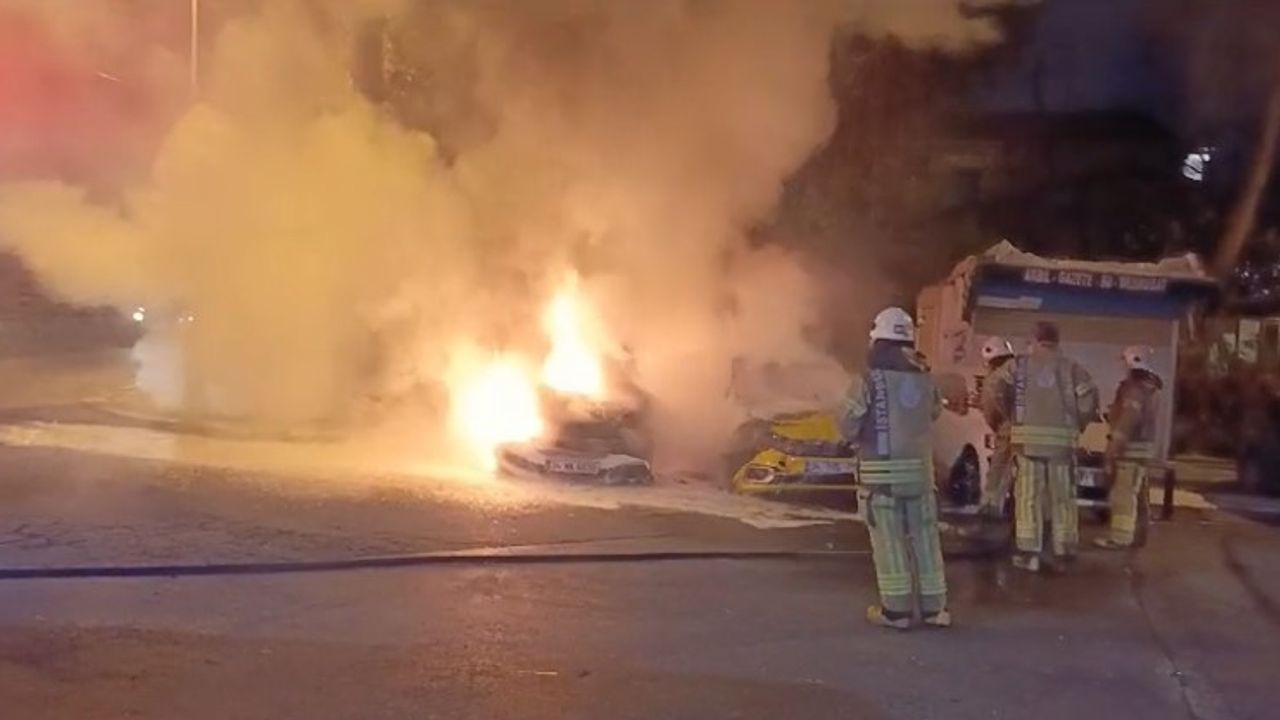 Fatih’te park halindeki ticari taksi ve otomobil alev alev yandı