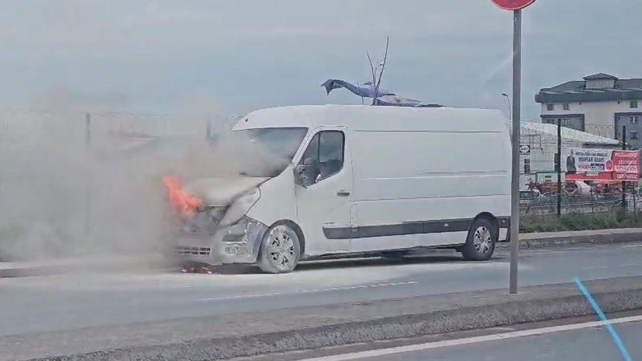 Arnavutköy’de seyir halindeki ticari araç alev alev yandı