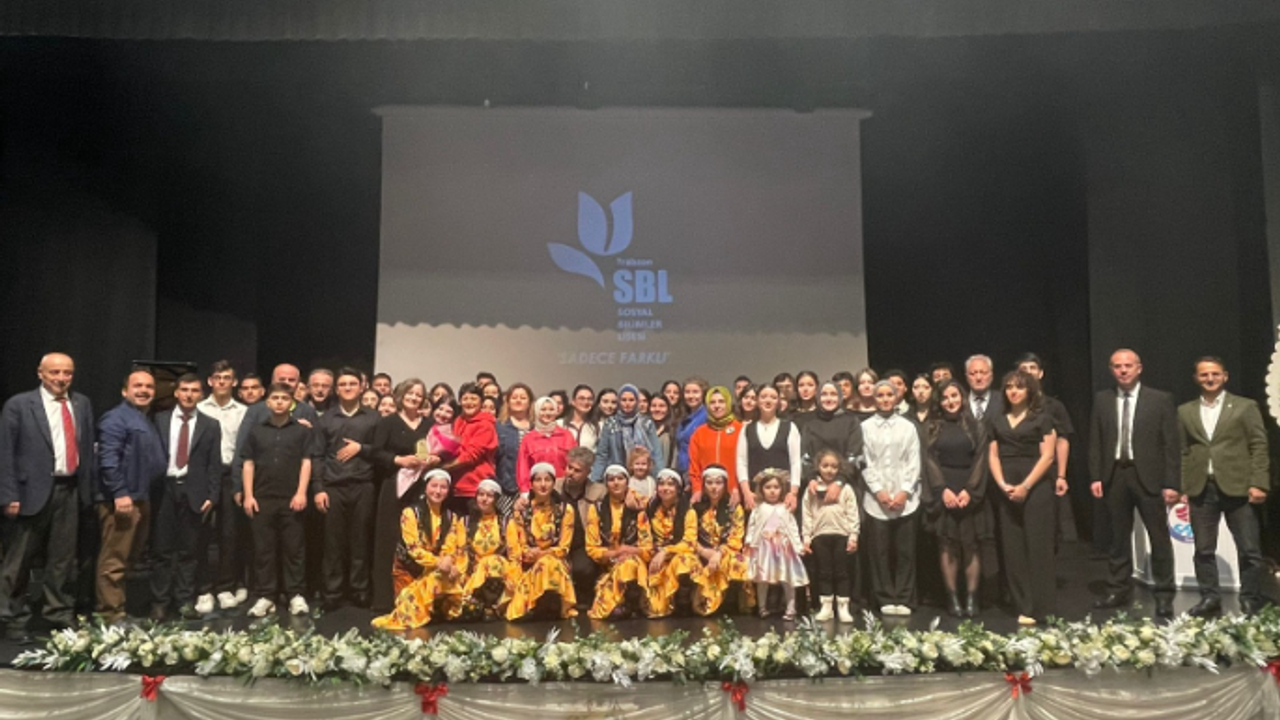 Trabzon Sosyal Bilimler Lisesi’nden Muhteşem Sanat Gecesi: Ayakta Alkışlandılar