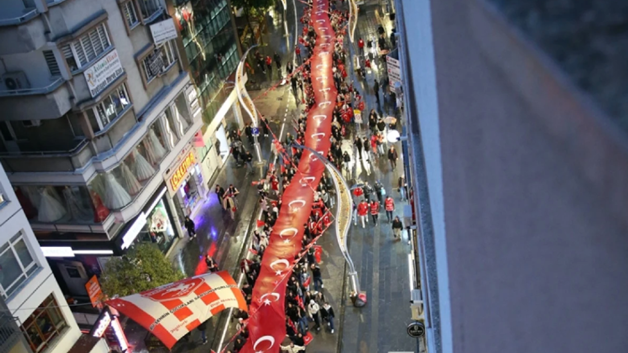 Samsun’da 1919 metrelik dev bayrakla yürüyüş