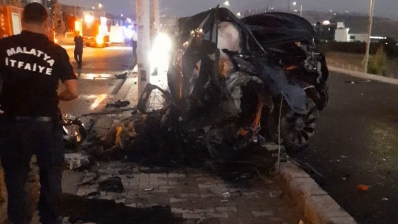 Feci kaza: Tesla araç alev aldı, 2 hemşire hayatını kaybetti