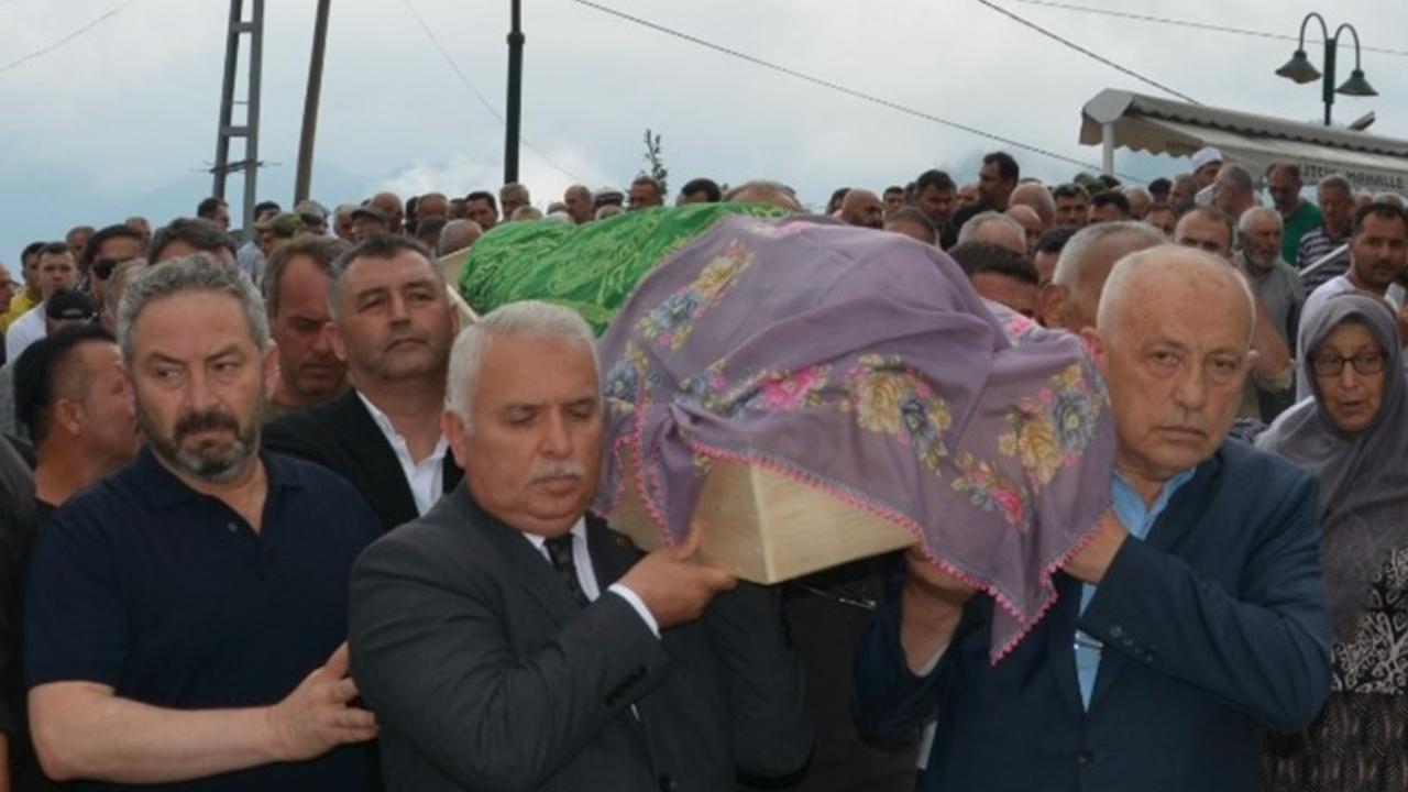 Mülkiye Müfettişi Savaş Konak'ın annesi son yolculuğuna uğurlandı