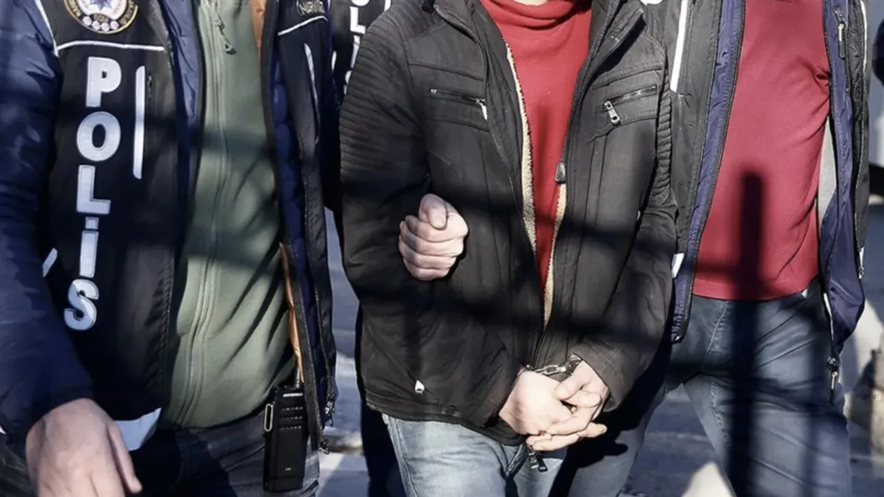 Kırmızı bültenle aranan 8 suçlu Türkiye'ye getirildi!