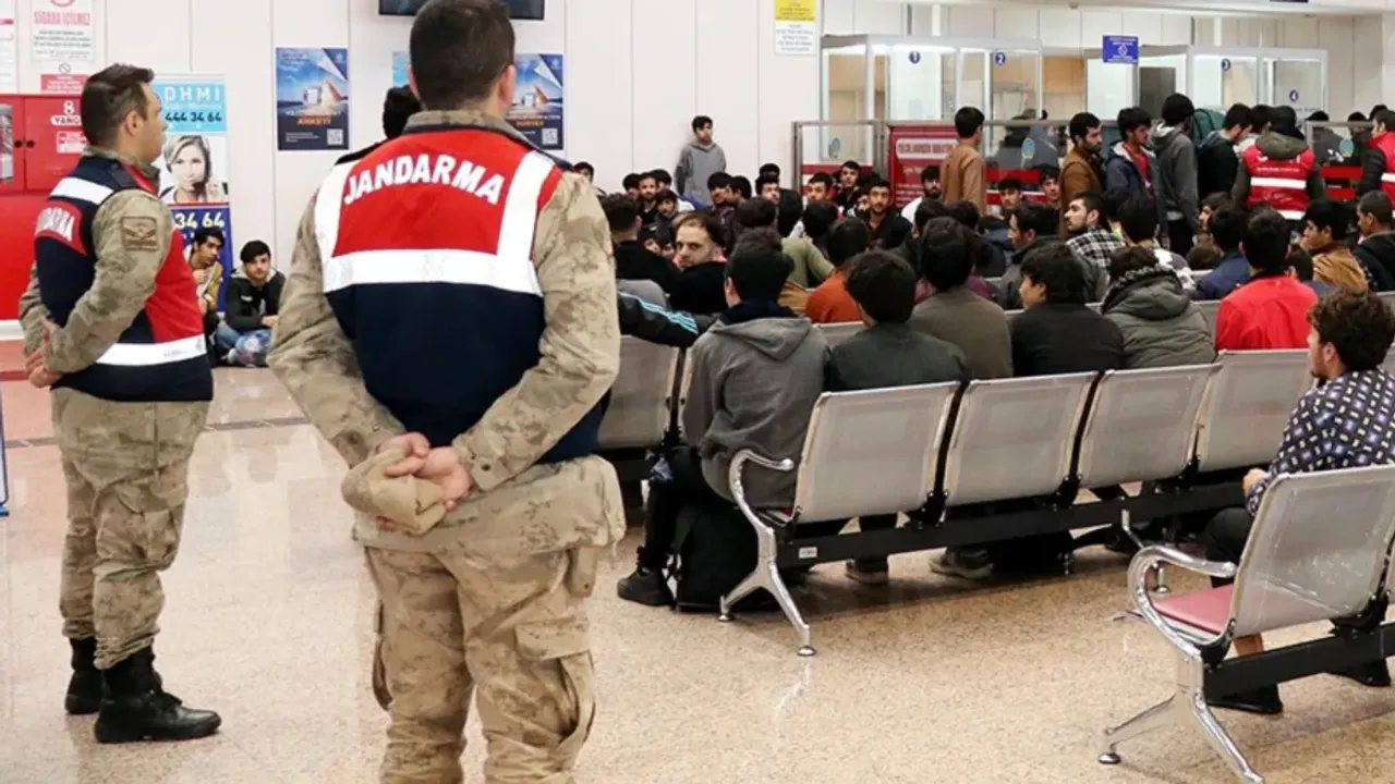 Düzensiz göçle mücadelesini etkin şekilde sürdürüyor