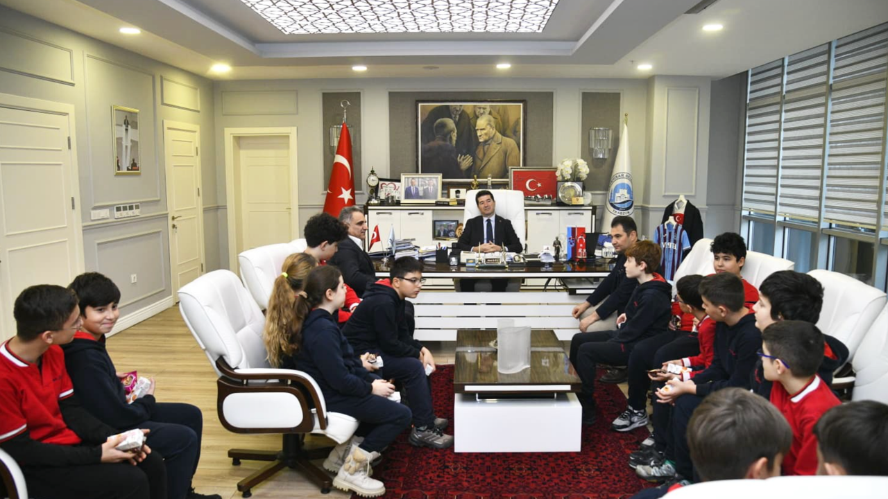 Başkan Kaya'dan öğrencilere: 'Çalışan kazanır, geleceği siz inşa edeceksiniz'