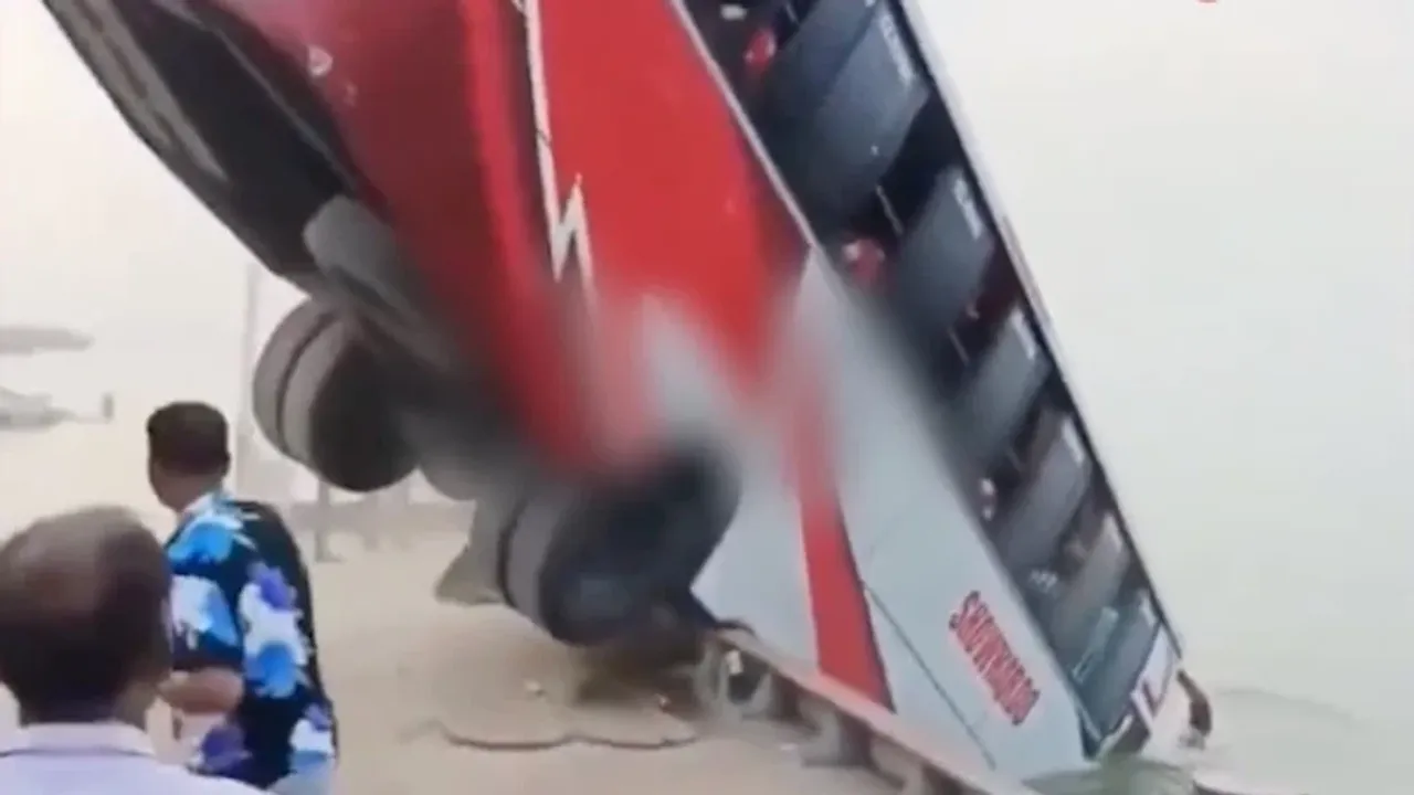 Yolcu otobüsü  nehre düştü! 24 kişi hayatını kaybetti