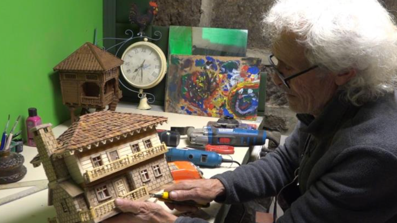 Emekli olduktan sonra yaptığı ahşap maket evler beğeni topluyor