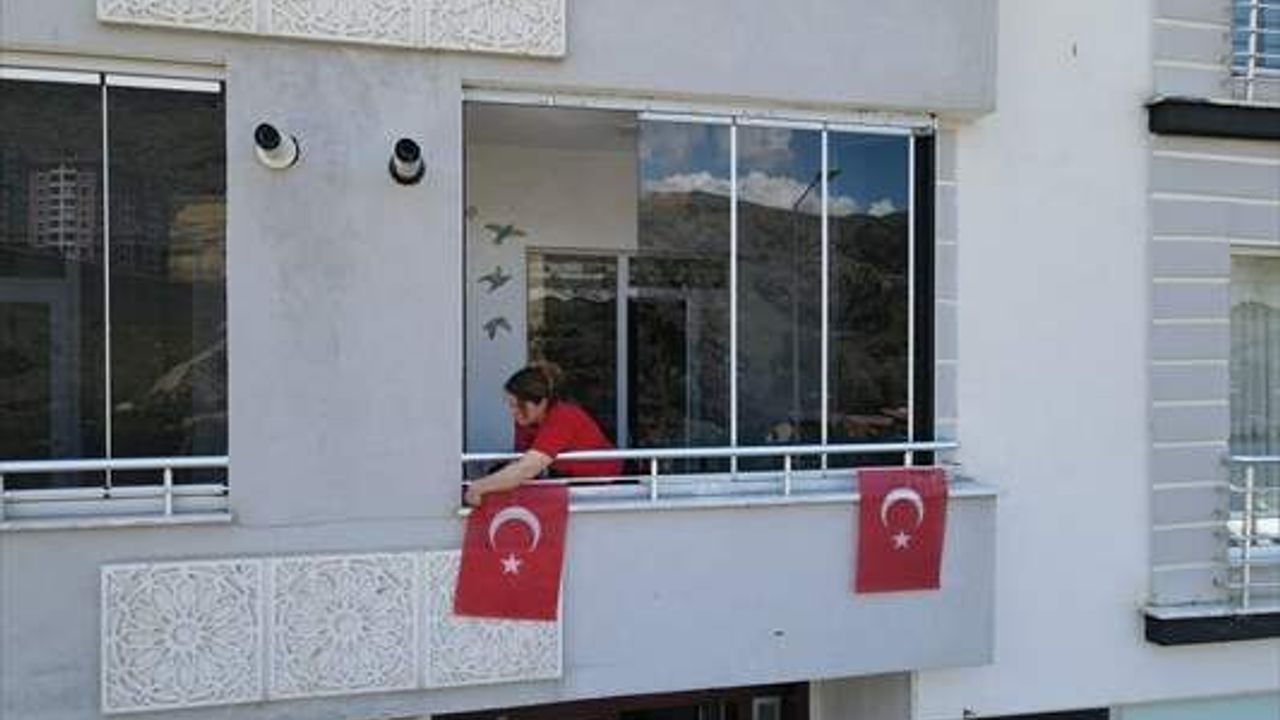 Gümüşhane A Milli Futbol Takımı'na destek için Türk bayrakla