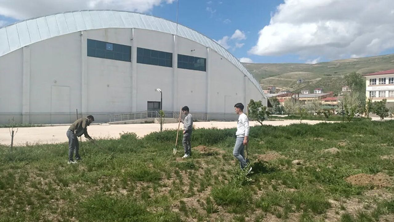 Bayburt’ta öğrenciler ‘Yeşil Vatan’ için fidan dikti