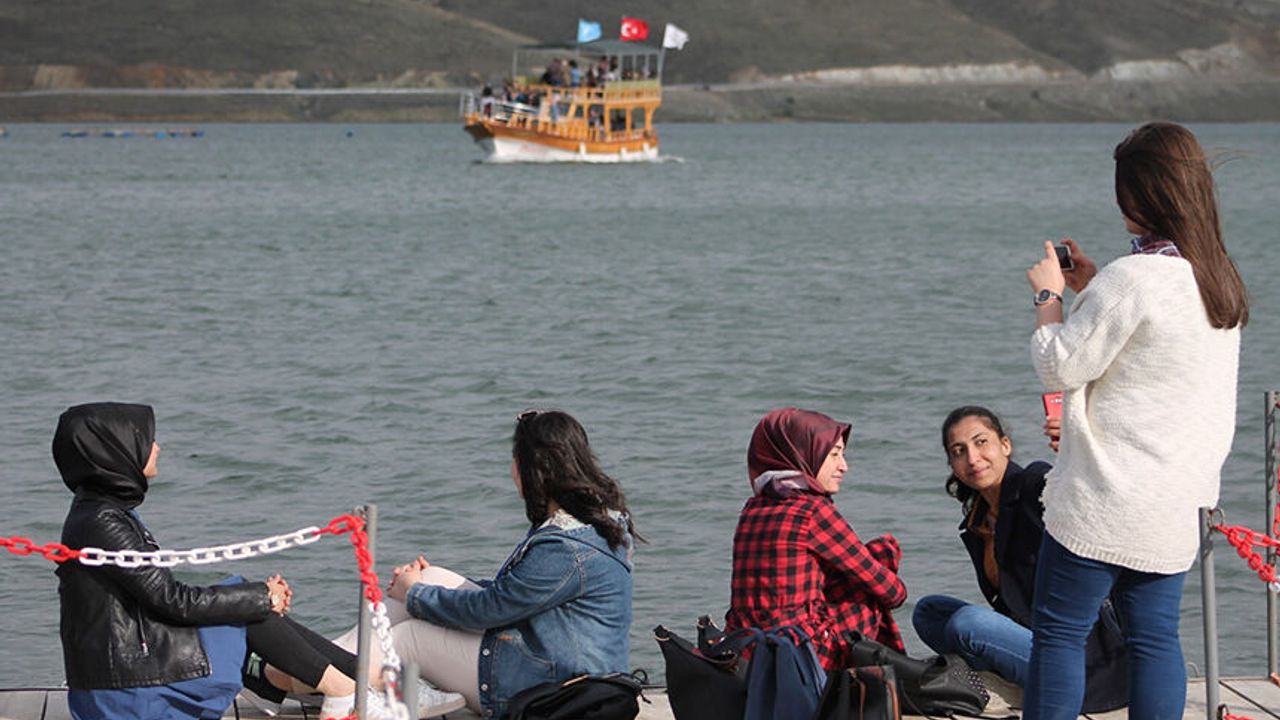 1700 rakımdaki doğa harikası göl turistlerin ilgi odağı