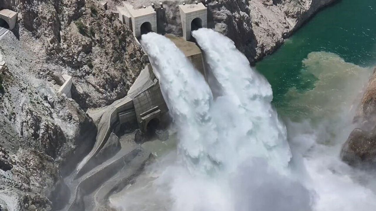 Yusufeli Barajı'nda kapaklar açıldı, gökkuşağı görüntüsü hay