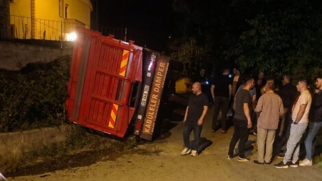Giresun'da yaş çay yüklü kamyon devrildi