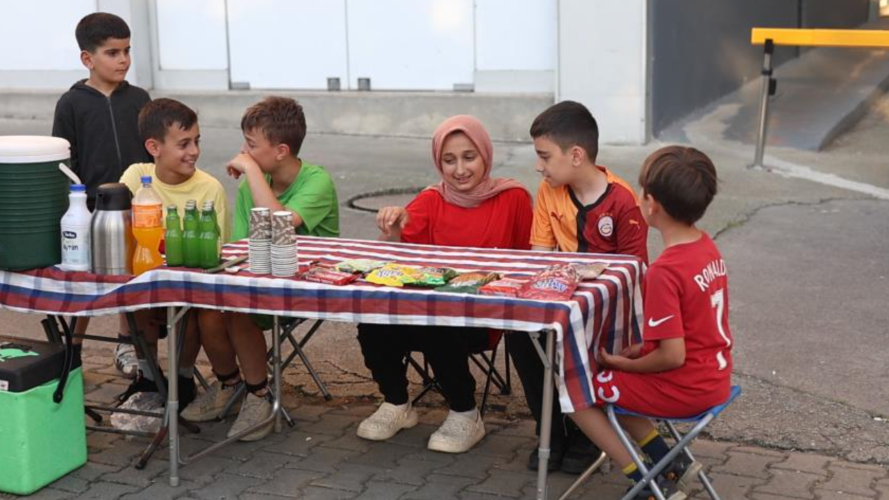 Harçlıklarını yolun kenarında kurdukları tezgahta 