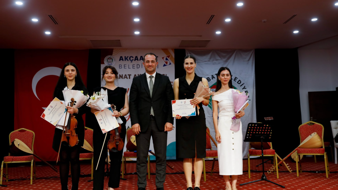 Akçaabat Belediyesi Sanat Akademisi 300 sanatçıyı mezun etti