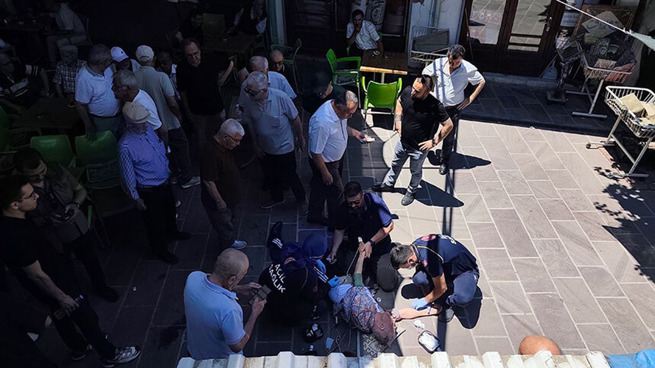 Kalp krizinden ölen arkadaşının cenazesinde kalp k