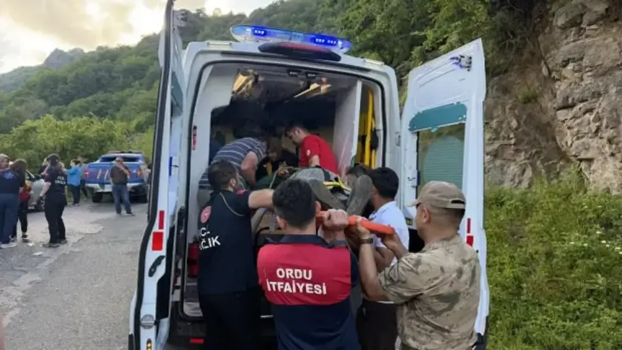 Yolcu minibüsü uçuruma yuvarlandı! 9 yaralı