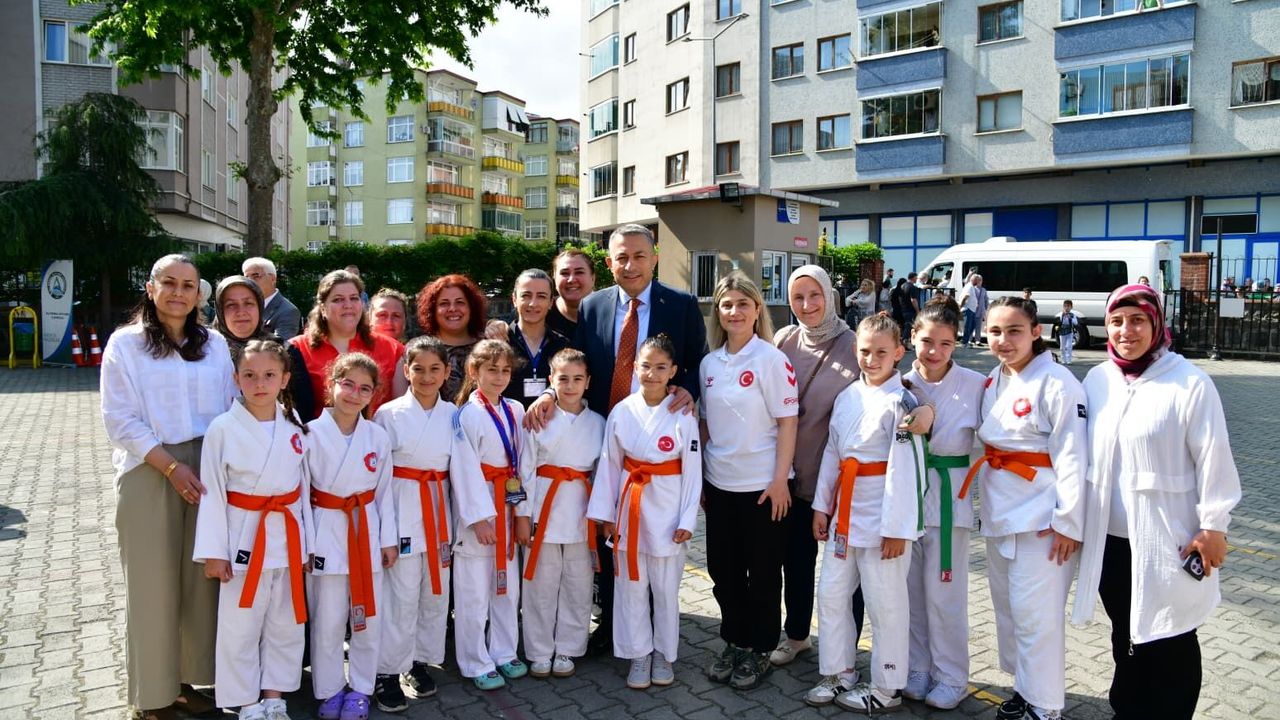 Trabzonlu öğretmenin yapay zeka şarkısı ilgi gördü