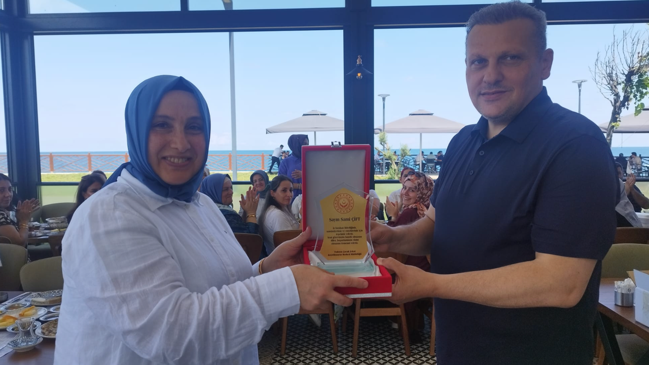 Trabzon ÇEKOM personelinden müdür Sami Çift'e duygusal veda