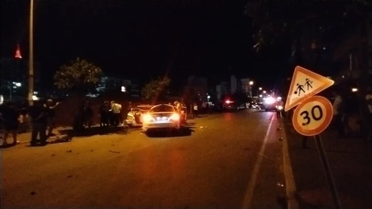 Üç otomobil çarpıştı, 7 kişi yaralandı
