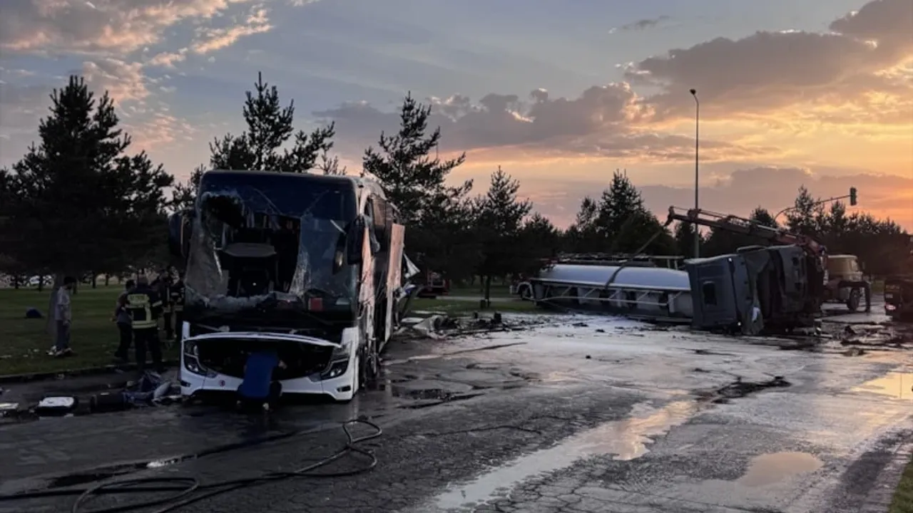 Yolcu otobüsü ile tankerin çarpıştığı kazada 35 kişi yaralandı