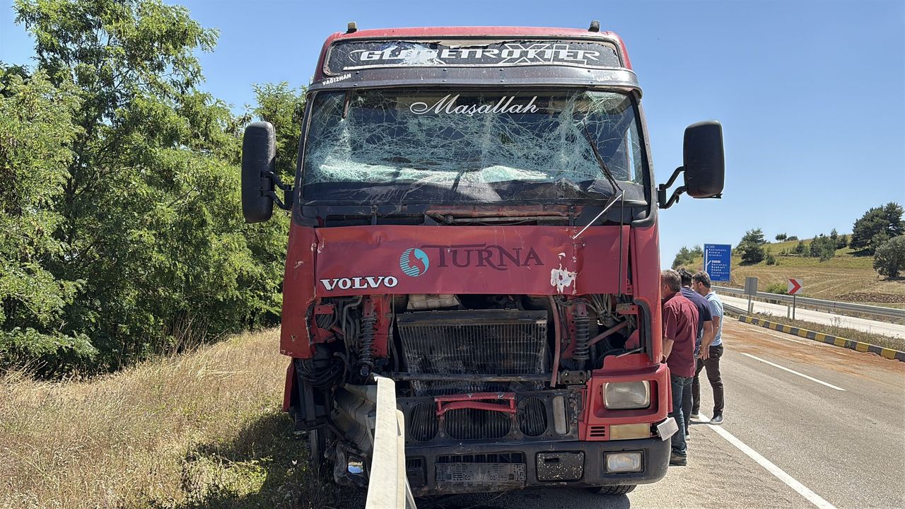Tırla çarpışan traktörün sürücüsü hayatını kaybetti
