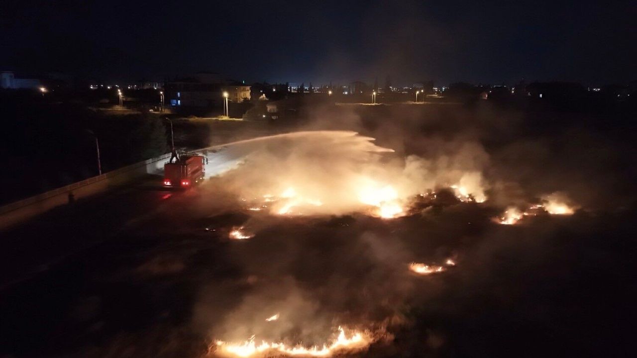 Aksaray'da alevlerin yükseldiği ot yangını korkuttu