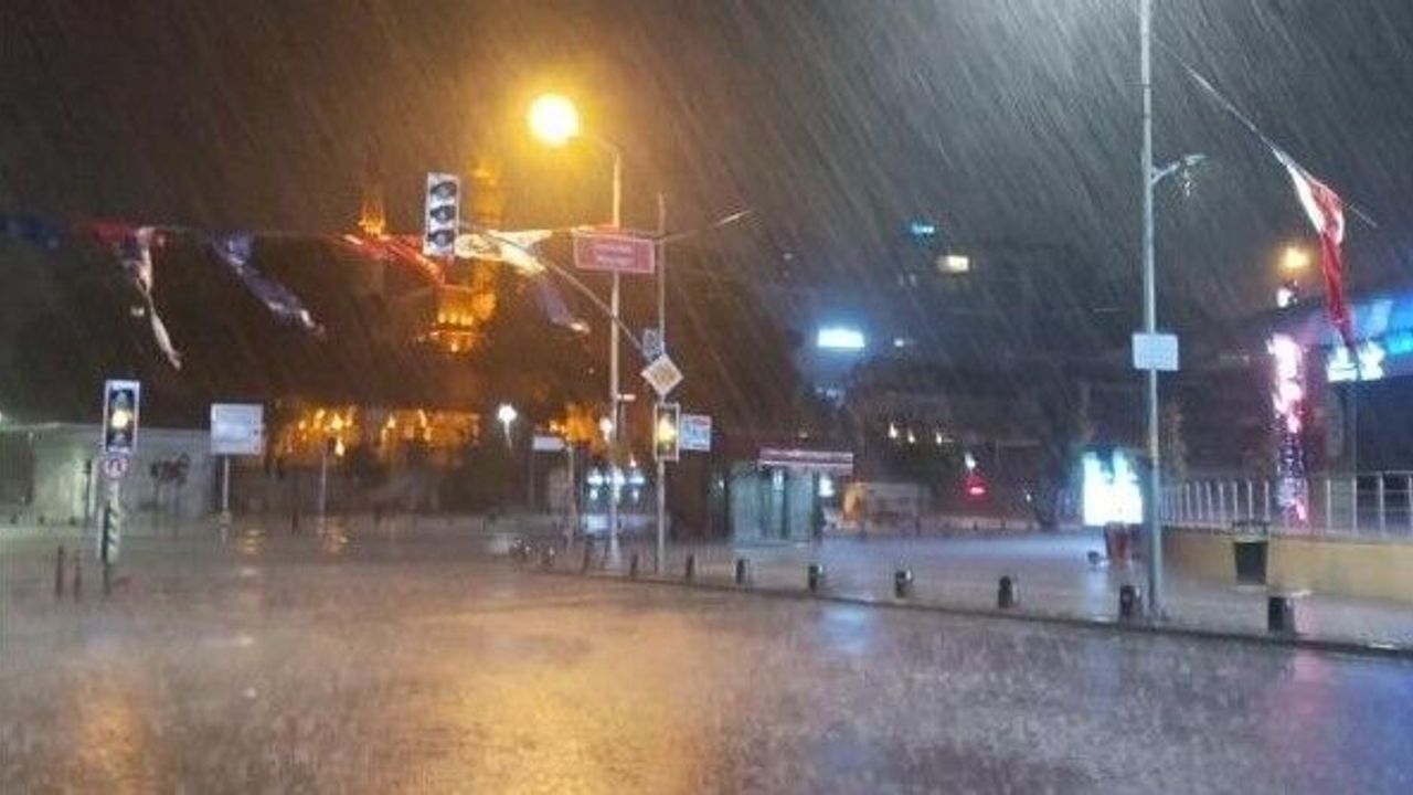 Gece saatlerinde aniden bastıran sağanak etkili oldu