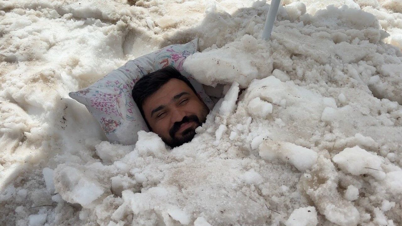Sıcaktan kaçıp karın içine girdi! İlginç serinleme