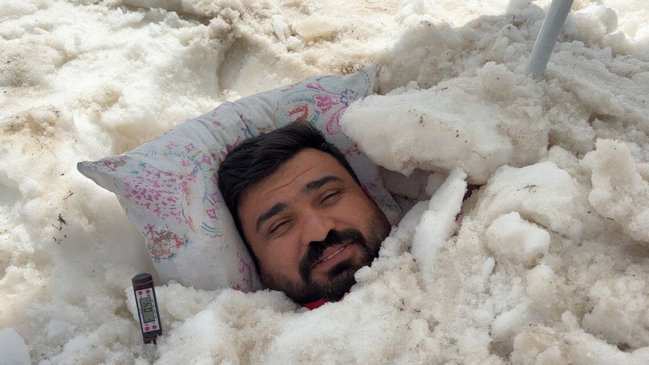 40 derece sıcaktan kaçtı kendini kara gömdü!
