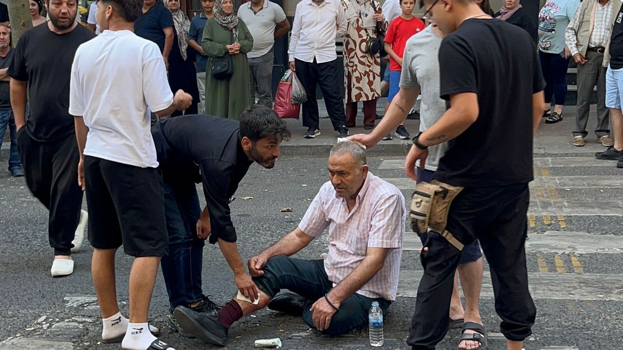 Yaya geçidinde yaşlı adama çarpan motosiklet sürücüsünden şok sözler: "Öğretmenleri böyle mi öğretiyor bunlara?"