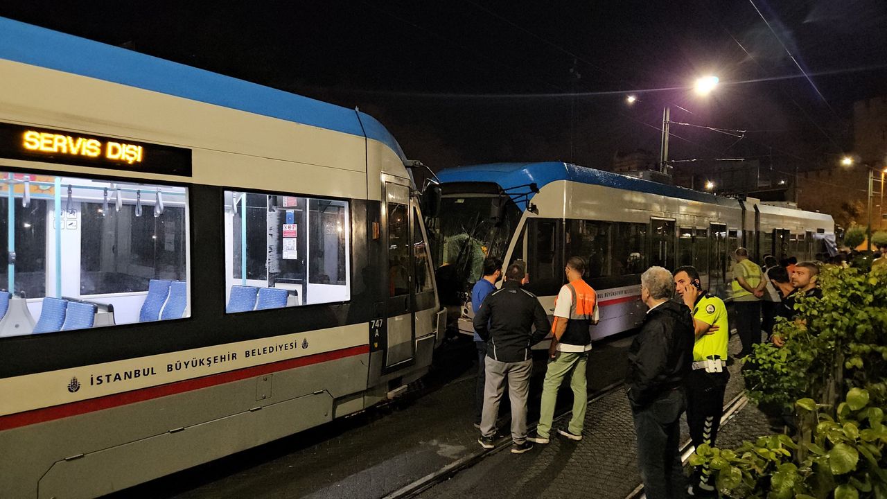 Zeytinburnu'nda kafa kafaya çarpışan tramvaylar kaza alanından kaldırıldı