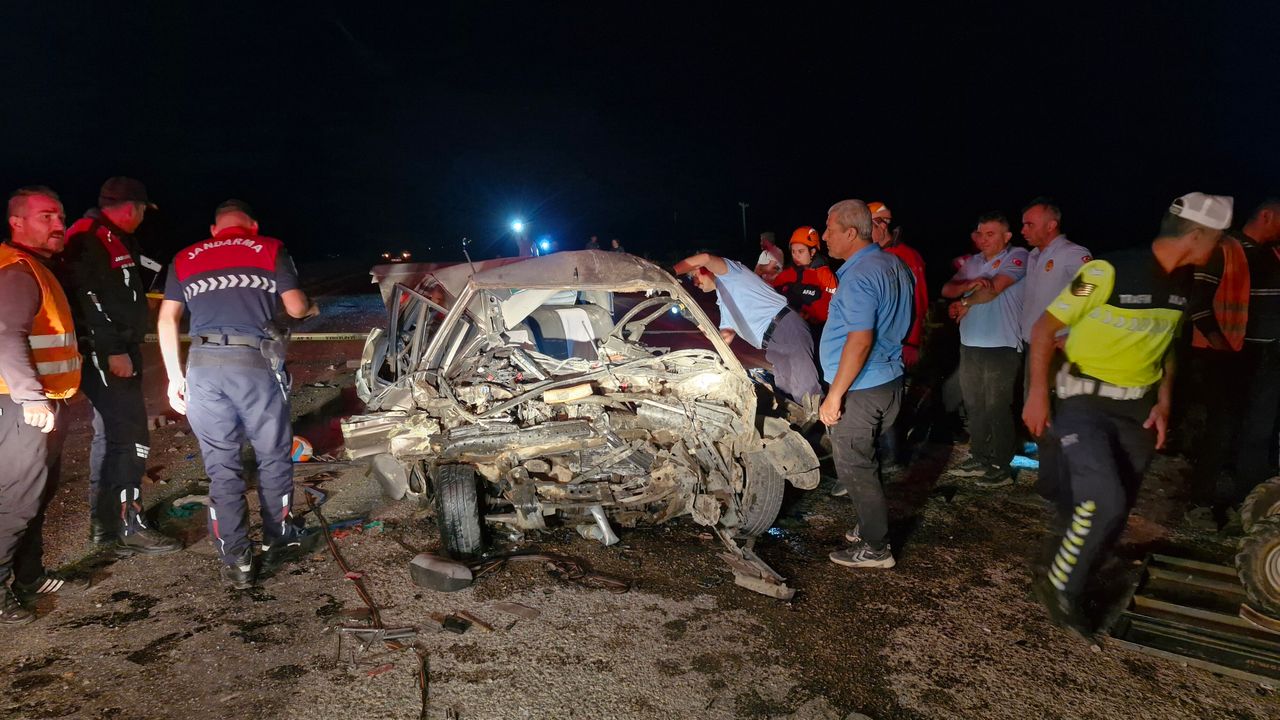 Karaman’da iki otomobilin kafa kafaya çarpıştı: 1 ölü, 1 yaralı