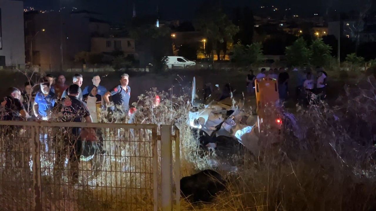 Direksiyon hakimiyetini kaybeden otomobil tarlaya uçtu: 5 yaralı