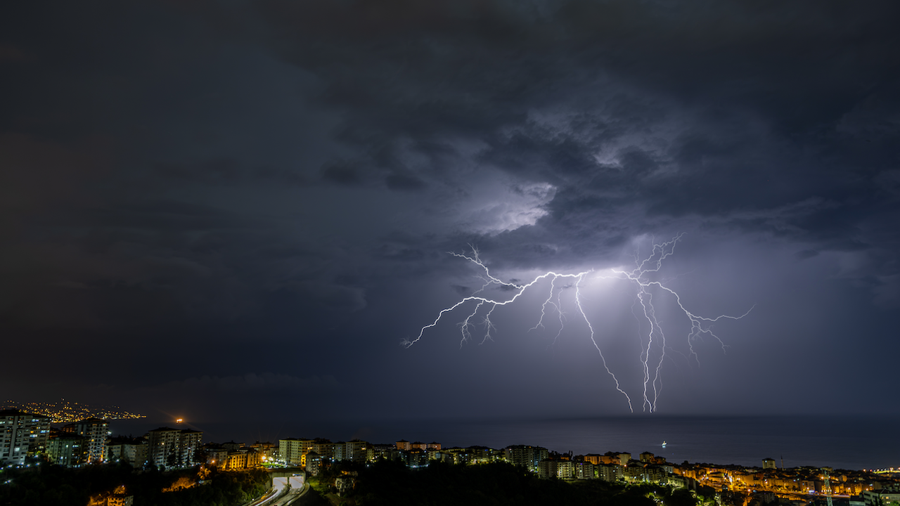 Trabzon'da şimşekli gece