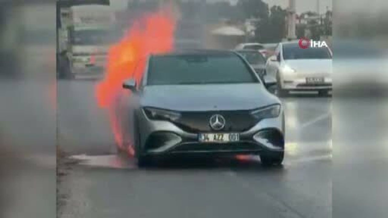 8 milyon TL’lik elektrikli Mercedes oto, seyir halindeyken yanmaya başladı