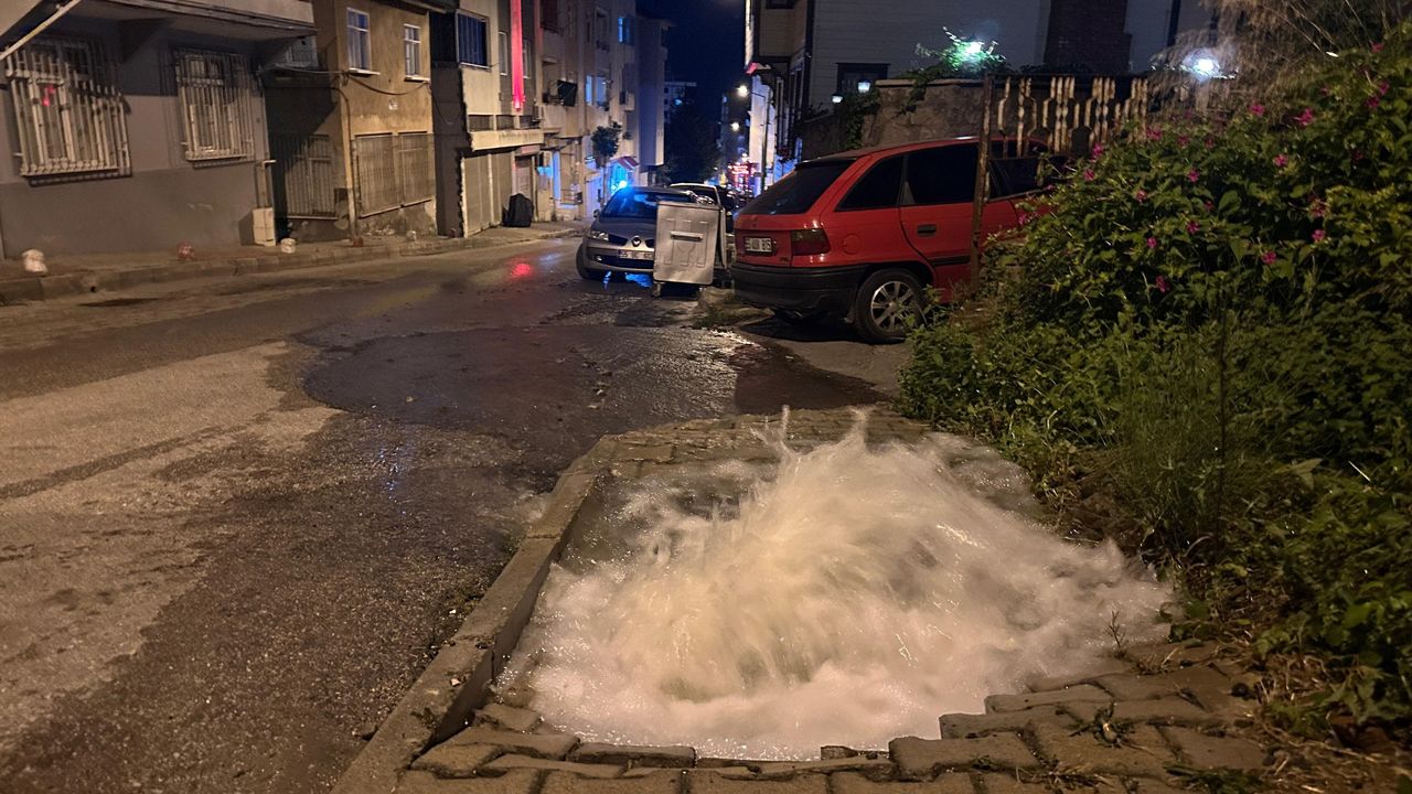 Samsun'da su borusu patladı, yolda su birikintileri oluştu