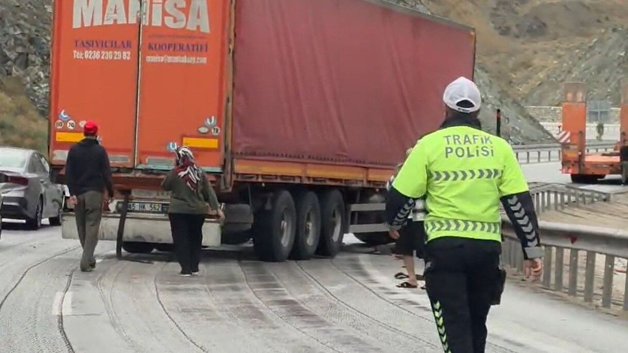Erzincan-Sivas kara yolunda tır bariyere çarptı