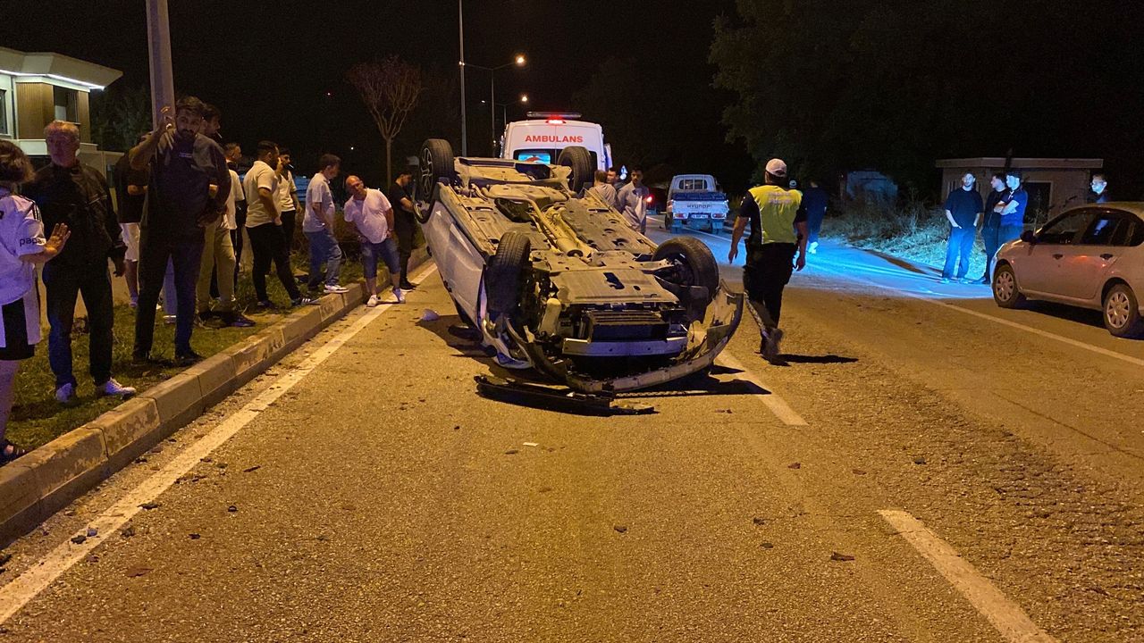 Kamyonetle çarpışan otomobil takla attı: 2 yaralı