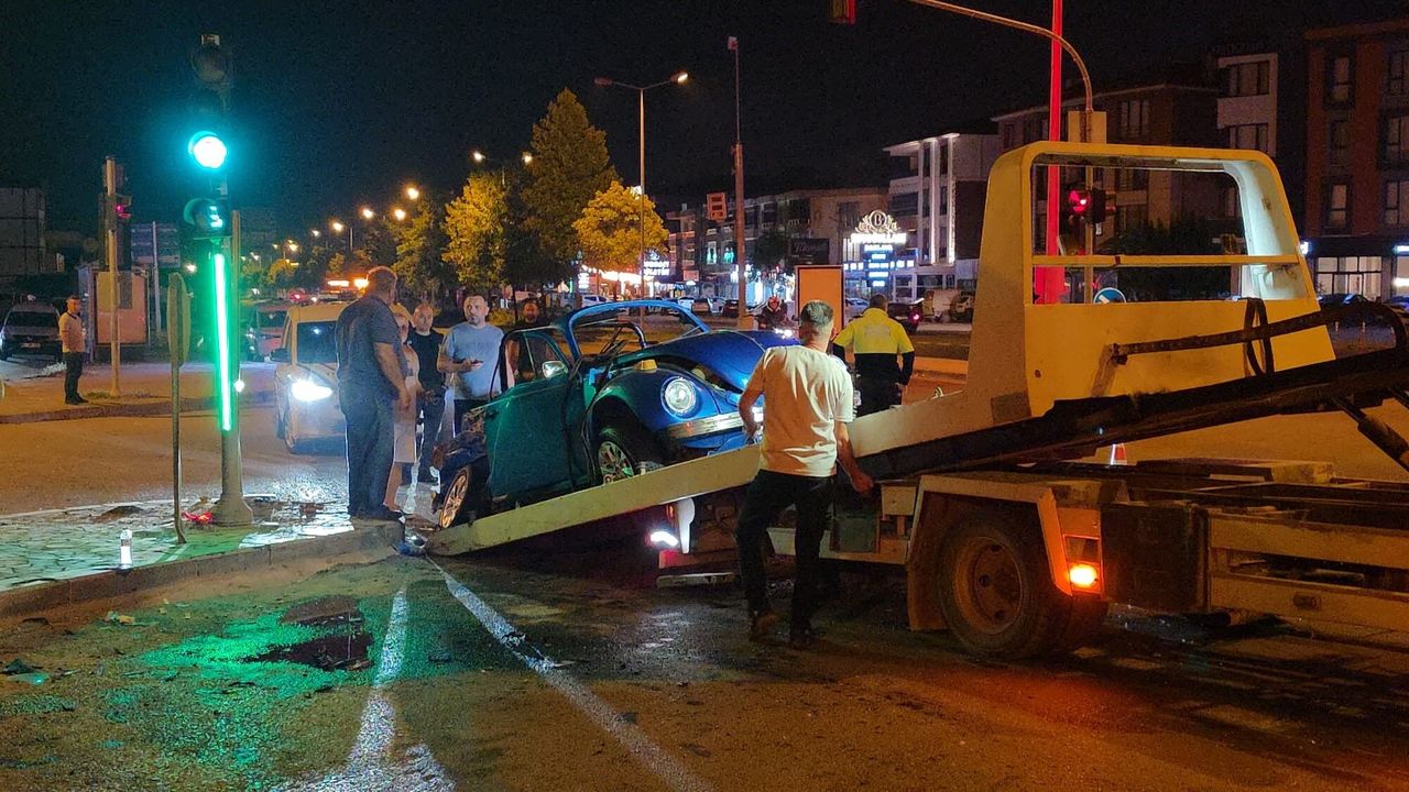 Otomobil ile hafif ticari araç çarpıştı: 3 yaralı