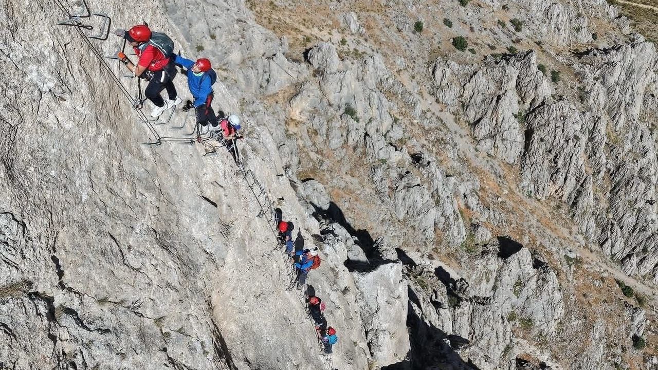 "Via Ferrata" parkuru adrenalin tutkunlarının rotası oldu