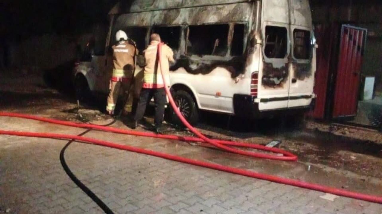 Minibüs alevlere teslim oldu
