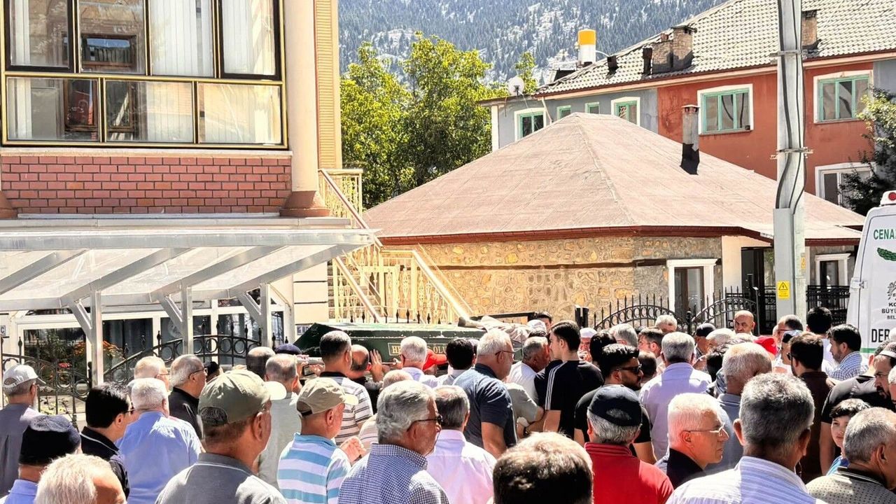 Kaskına arı giren motosikletli yayaya çarptı: 1 ölü, 1 yaralı