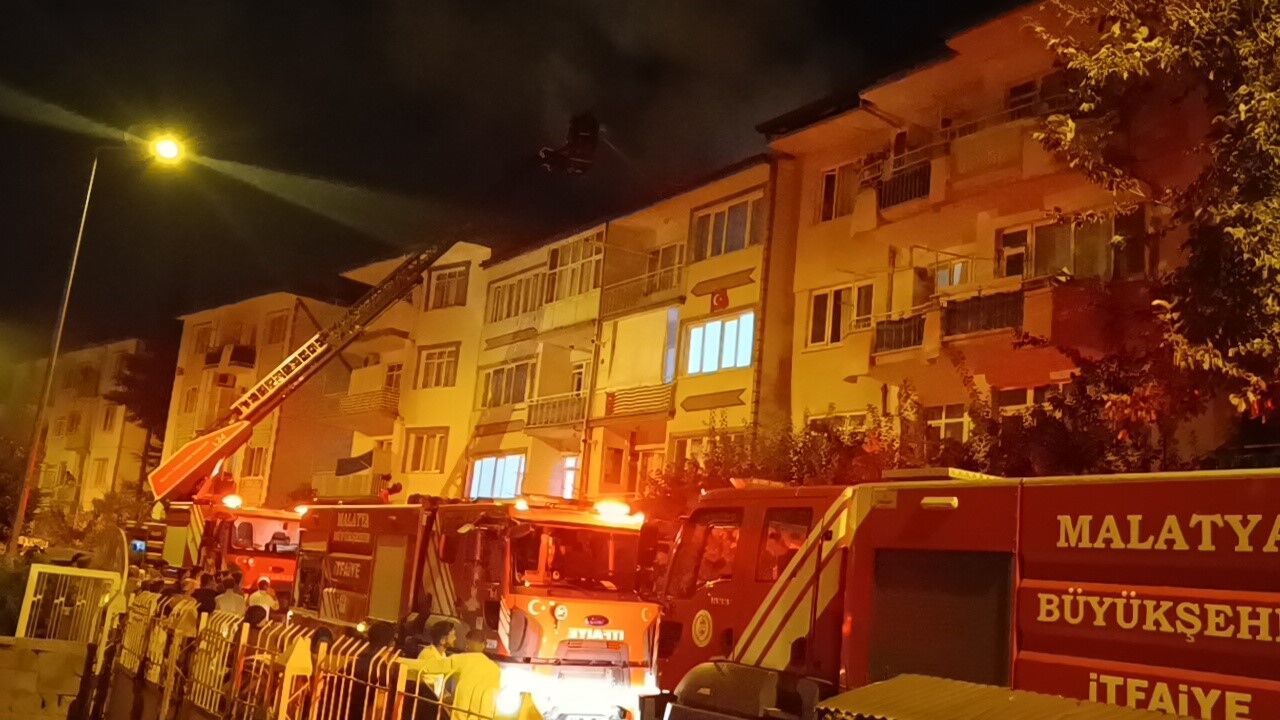 4 katlı binanın çatısında yangın
